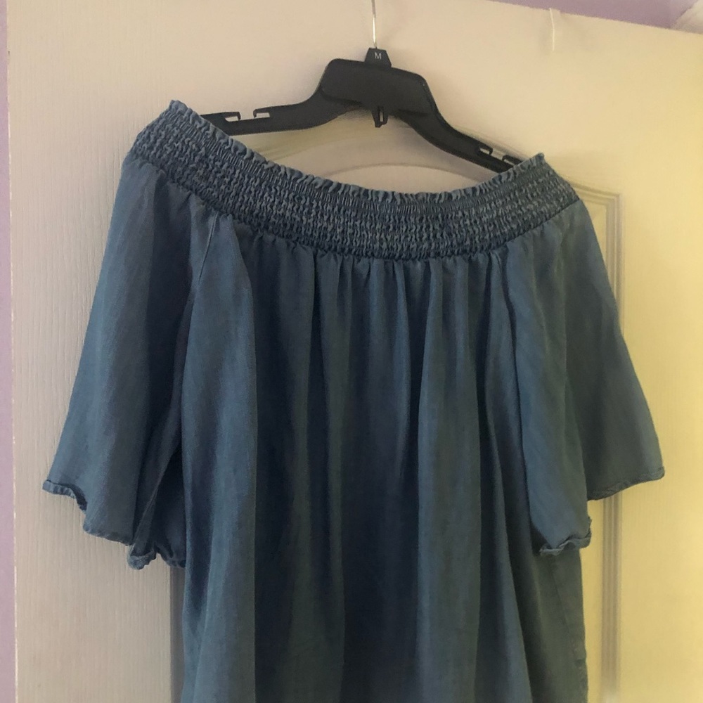 Large woman’s crown and ivy shirt